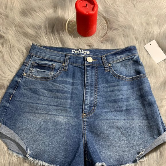 jean short with frayed bottom - Picture 2 of 5